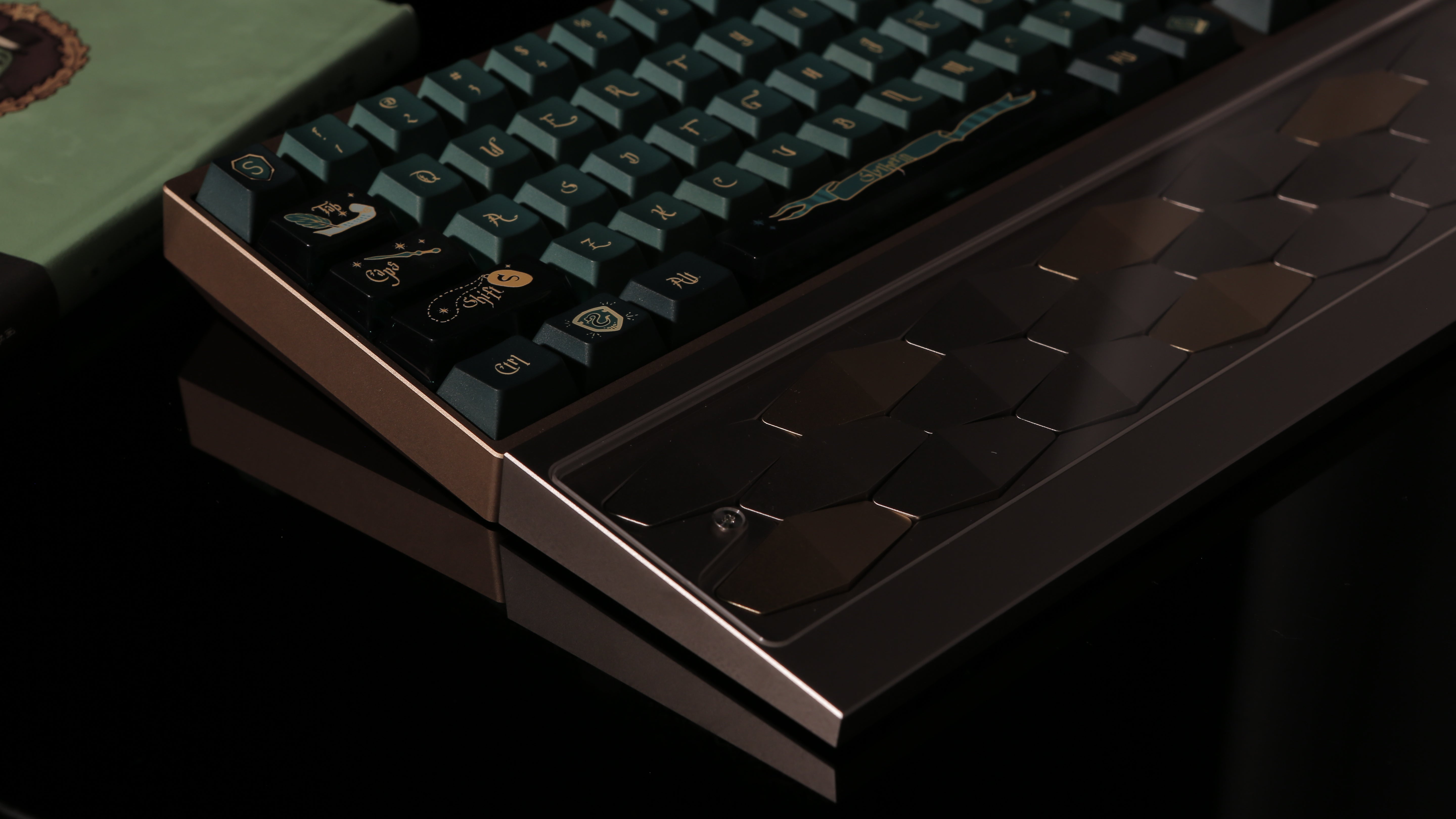 [In Stock] Dragon Scales Wrist Rest 65%-Silicone Connector Version