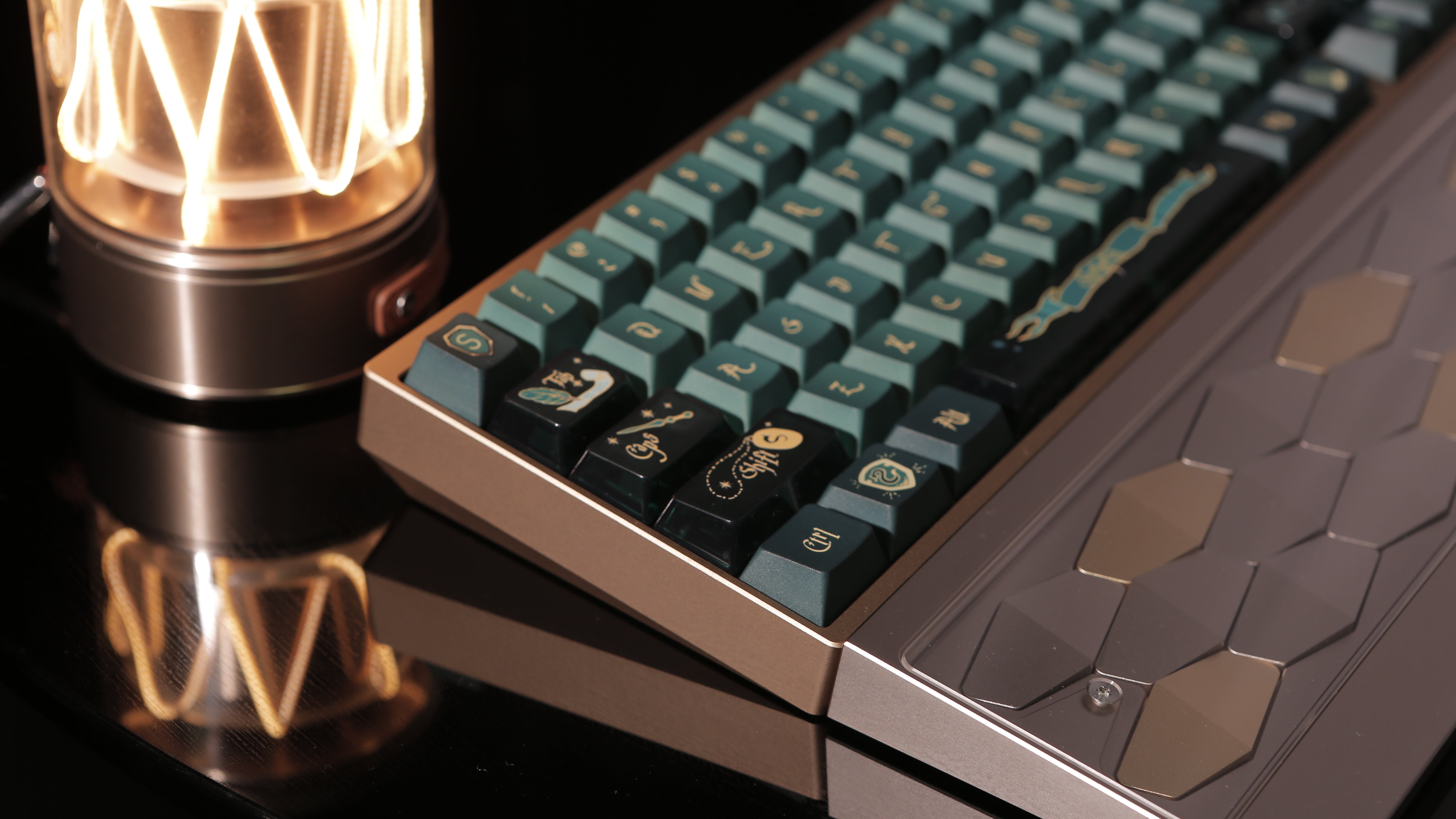 [In Stock] Dragon Scales Wrist Rest 65%-Silicone Connector Version