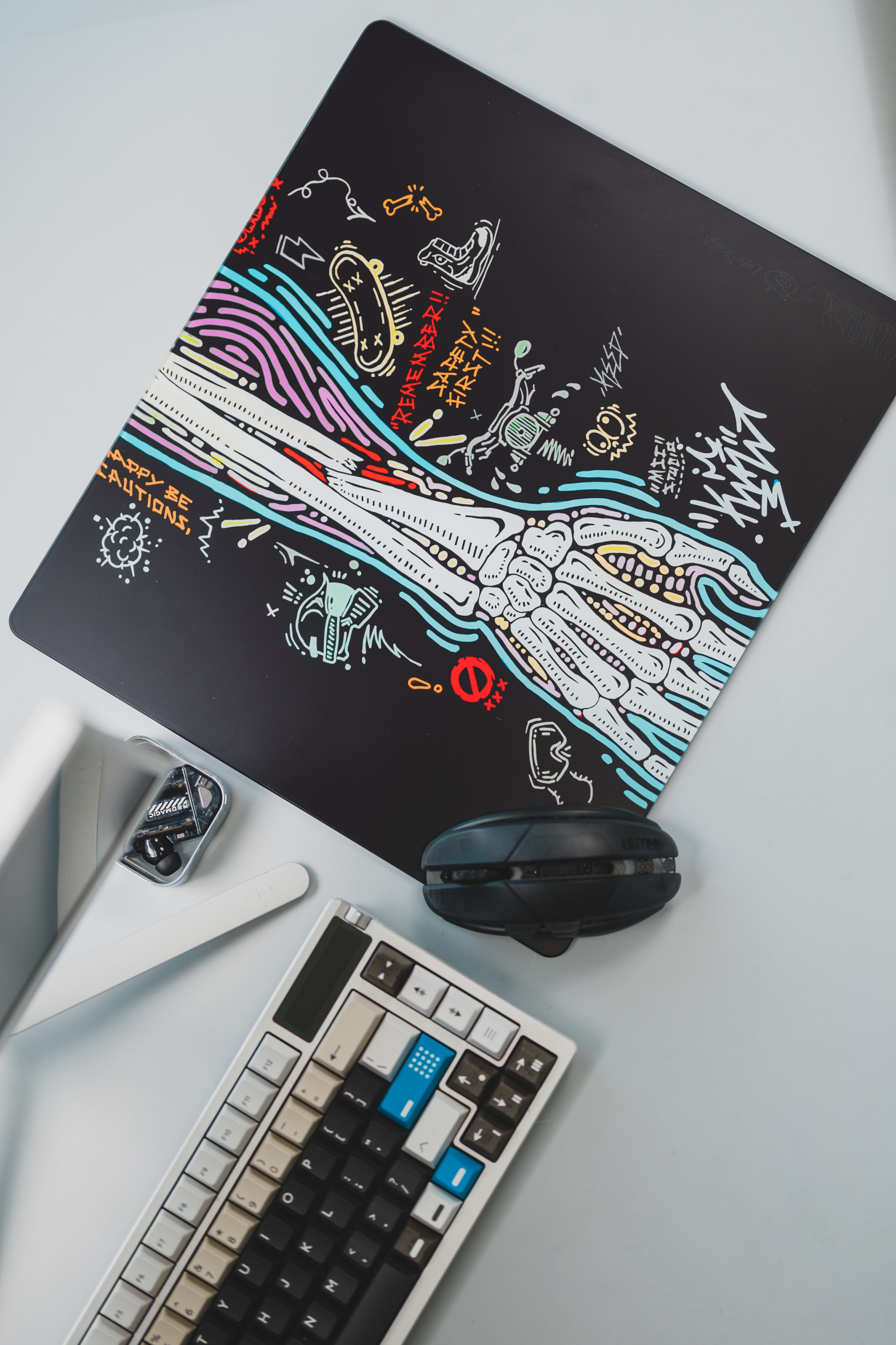 [In Stock] LeleDesign Curation Summer Camp Glass Mousepad（feat. 菇髅|裂缝）