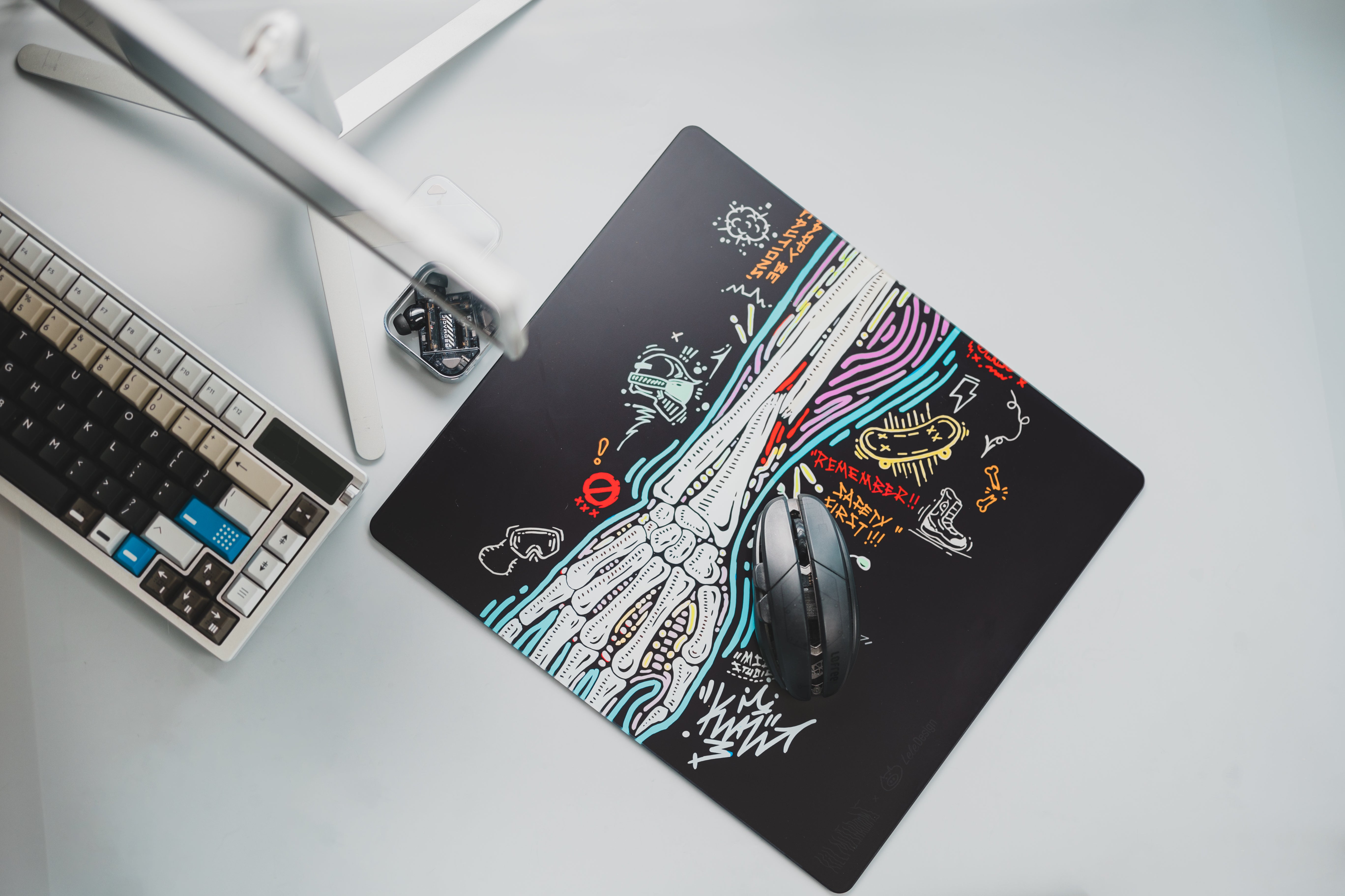 [In Stock] LeleDesign Curation Summer Camp Glass Mousepad（feat. 菇髅|裂缝）