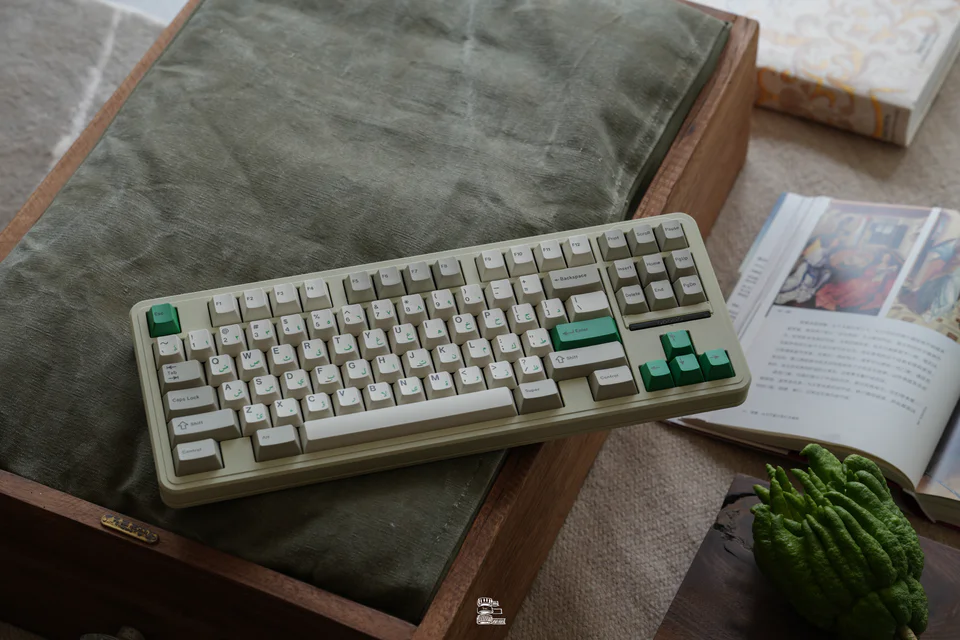 [In Stock] Space80: Apollo’s Cyber Armor keyboard kit By Gray Studio