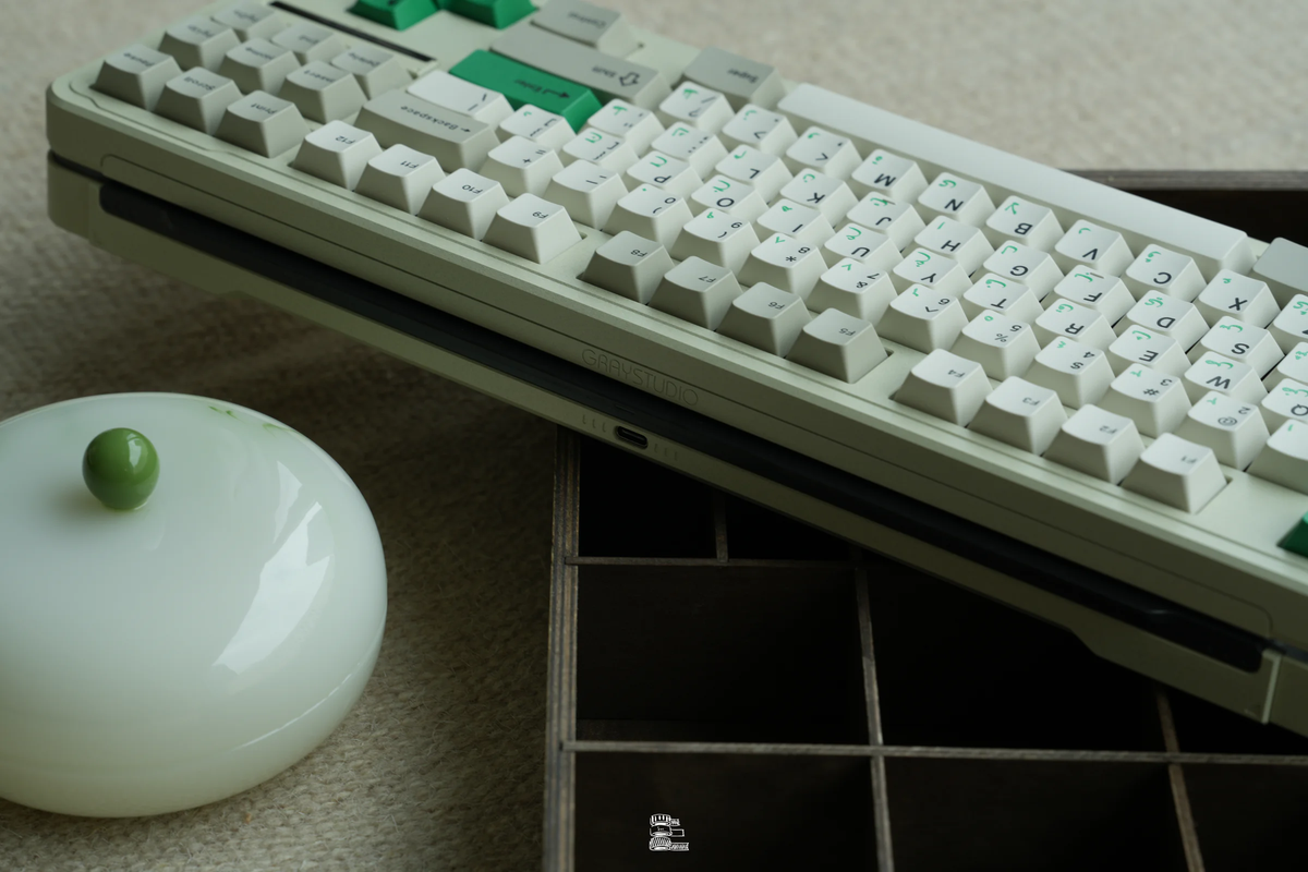 [In Stock] Space80: Apollo’s Cyber Armor keyboard kit By Gray Studio