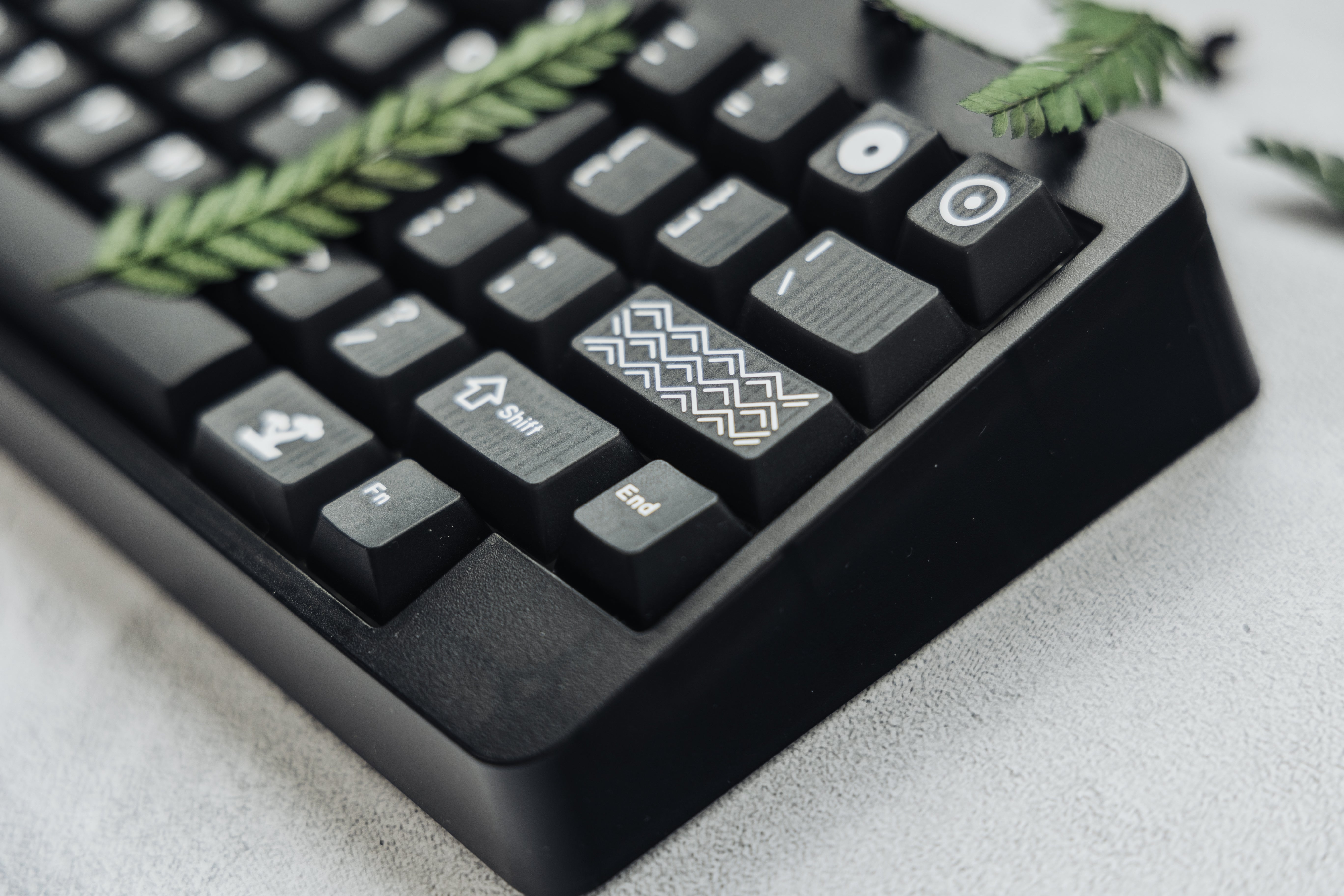 In Stock] KeyKobo Taiji Translucent Doubleshot Keycap Set